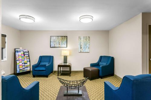 Χώρος καθιστικού στο Comfort Inn Red Horse Frederick