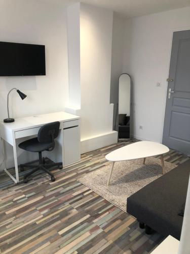 un bureau avec un bureau, une chaise et une table dans l'établissement Dream house, à Lille