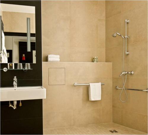 een badkamer met een wastafel en een douche bij Hotel Observatoire Luxembourg in Parijs