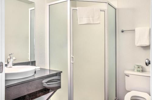 Bilik mandi di Motel 6-Mojave, CA