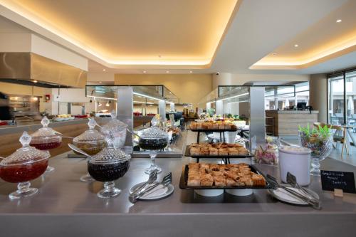 een buffetrestaurant met verschillende soorten eten bij Ventale Island Breeze Resort in Georgioupolis