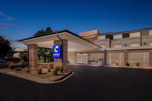 un edificio con un cartello davanti di Comfort Inn & Suites Boulder a Boulder