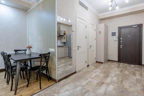 Dapur atau dapur kecil di Flawless Two-Bedroom Apartment