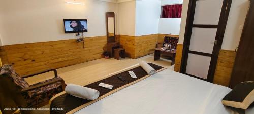 TV a/nebo společenská místnost v ubytování The Jacks Hilltop Resort Kodai