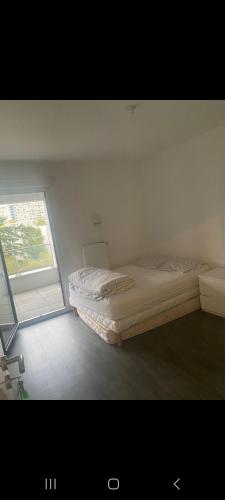 un lit dans une chambre avec une fenêtre dans l'établissement Appartement entier T3# 2 chambres 1 salon, à Rennes