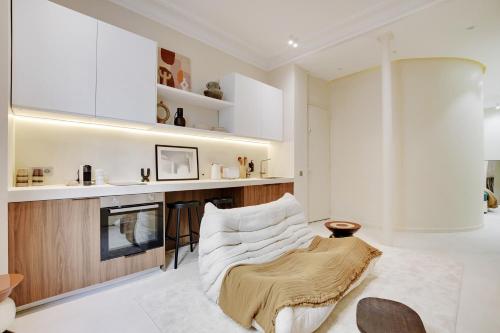 un salon avec un canapé blanc et une table dans l'établissement Le petit luxe parisien, à Paris