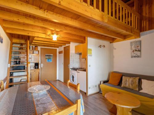 un salon avec un canapé et une table dans l'établissement Appartement face au lac 6 voyageurs, aux Angles