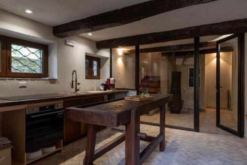 a large kitchen with a counter and a sink at Mulino in sabina, casale con spa e piscina in Monteleone Sabino