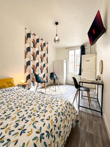 une chambre avec un lit, un bureau et des chaises dans l'établissement Cosynist, à Choisy-le-Roi