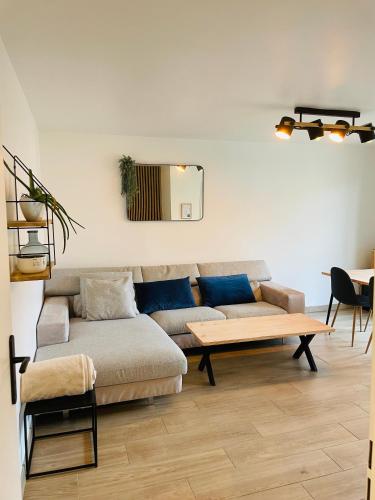 un salon avec un canapé et une table dans l'établissement Superbe Appartement Poissy proche Gare / Stellantis, à Poissy