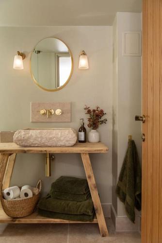 a bathroom with a sink and a mirror at Luxury stay in centre of historic Stamford in Lincolnshire