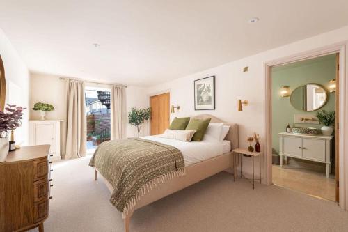 Postel nebo postele na pokoji v ubytování Luxury stay in centre of historic Stamford