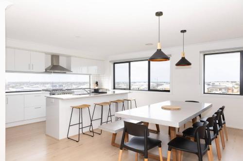 Cuina o zona de cuina de Spacious family home with pool and ocean views
