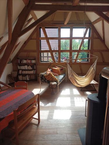 Cette chambre mansardée dispose d'un hamac. dans l'établissement Chez Marie et Fred, à Hoffen