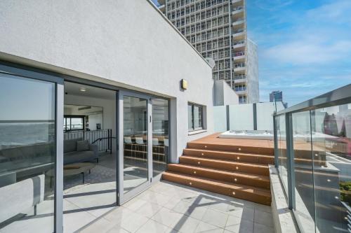 einen Balkon eines Gebäudes mit Whirlpool in der Unterkunft Modern 3 BR Penthouse with Jacuzzi in Rothschild Blvd by HolyGuest in Tel Aviv