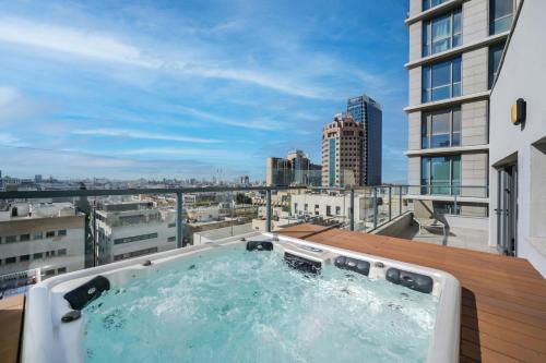 einen Whirlpool auf dem Balkon eines Gebäudes in der Unterkunft Modern 3 BR Penthouse with Jacuzzi in Rothschild Blvd by HolyGuest in Tel Aviv