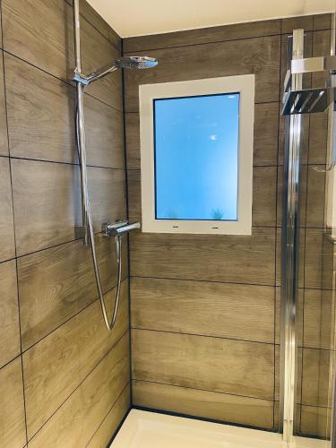 a shower in a bathroom with a window at DECK 7 - Wangerooge in Wangerooge