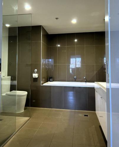 a large bathroom with a tub and a toilet at PROMENADE TOWERS 3 Bedroom Apartment with Bay Views on the Geelong Waterfront - 403 in Geelong