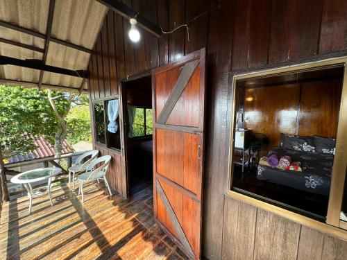 Balkoni atau teres di Char Bungalows