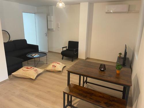 un salon avec un canapé et une table dans l'établissement La Toulousaine à Muret, à Muret