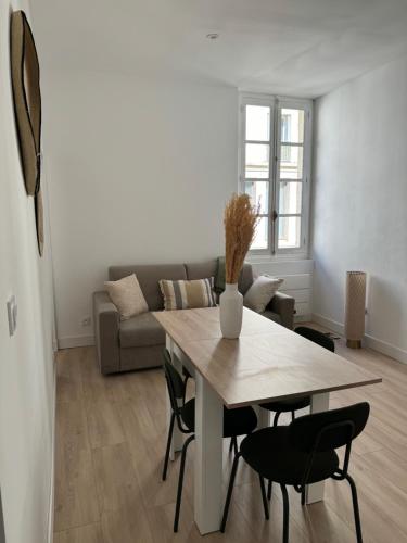 un salon avec une table et un canapé dans l'établissement O cosy, à Avignon