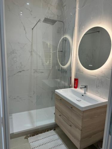 une salle de bain blanche avec un lavabo et une douche dans l'établissement O cosy, à Avignon