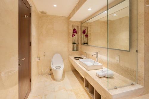 Phòng tắm tại Kuta Angel Hotel