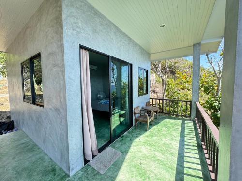 Balkoni atau teres di Char Bungalows