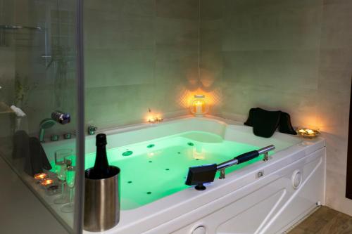 Gambar di galeri bagi Apartamentos rurales Posada de Monfragüe con jacuzzi di Malpartida de Plasencia