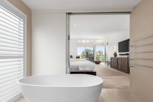 Ένα ή περισσότερα κρεβάτια σε δωμάτιο στο The Ultimate Sands Retreat Pool Beach & Golf