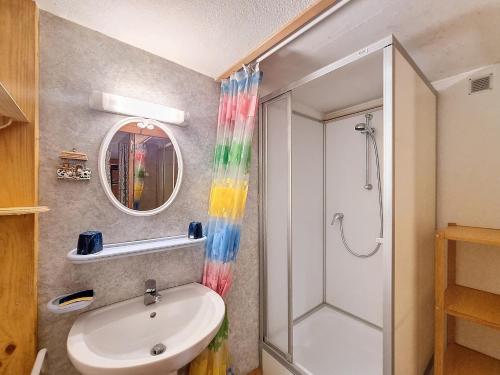 une salle de bain avec un lavabo et une douche dans l'établissement Mont Caly Pluv - appartement - 6pers, aux Gets