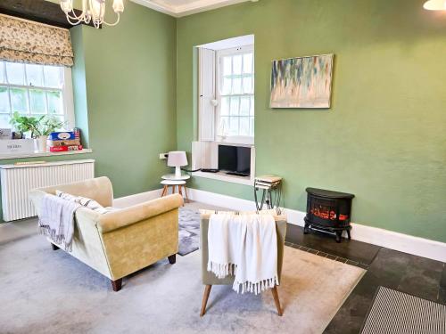 TV a/nebo společenská místnost v ubytování The Cornish Peak Beautiful Apartment In Grade 2 Listed Building In Cornwall By StayStaycations