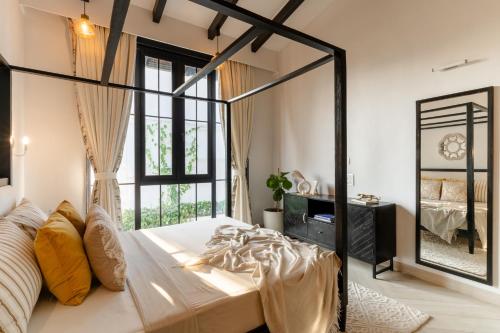 Ένα ή περισσότερα κρεβάτια σε δωμάτιο στο LohonoStays Villa Siena A