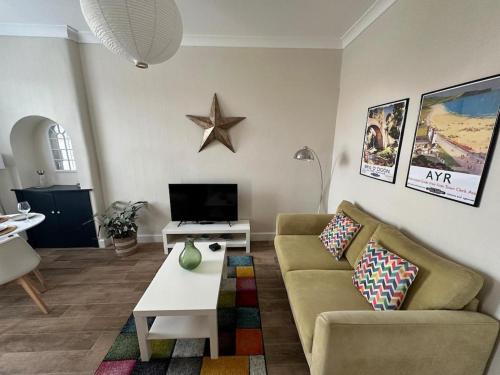 a living room with a couch and a tv at Prestwick KingB PetsOk FreeP Wifi Tv in Prestwick