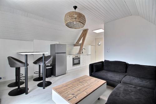 un salon avec un canapé et une table dans l'établissement Appt Cosy 4 personnes A 2 min a pied plage et commerces, à Berck-sur-Mer