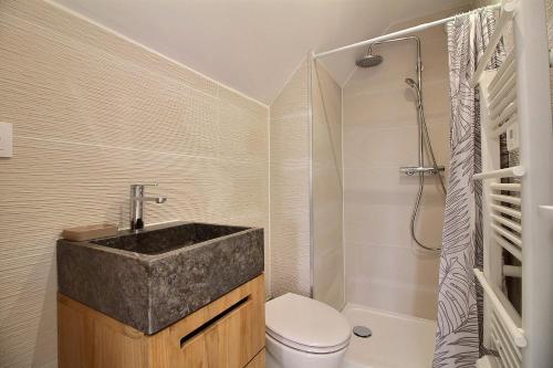 une salle de bain avec un lavabo et des toilettes dans l'établissement Appt Cosy 4 personnes A 2 min a pied plage et commerces, à Berck-sur-Mer