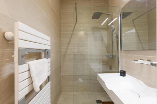 une salle de bain avec une douche, un lavabo et un miroir dans l'établissement Nasturtium YourHostHelper, à Cannes