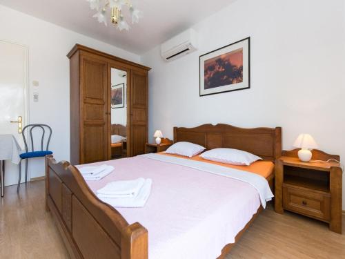 Studio Beach Villa Baška في باشكا: غرفة نوم بها سرير كبير وطاولة