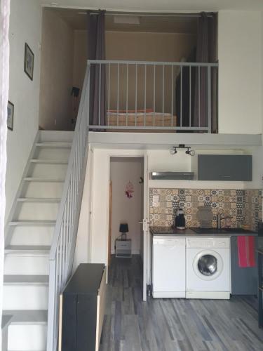 Kuchyň nebo kuchyňský kout v ubytování Maisonnette au bord du lac marin