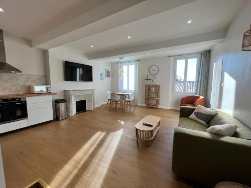 un salon avec un canapé et une table dans l'établissement 2 Bedroom apartment with AC, à Hyères