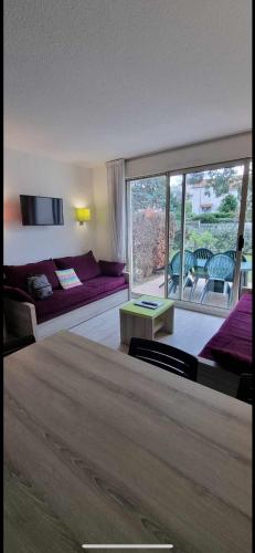 une chambre d'hôtel avec un lit et une grande fenêtre dans l'établissement La corniche d'or - Saint Raphael, à Saint-Raphaël