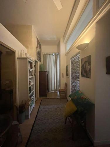 un salon avec un canapé et une fenêtre dans l'établissement Charme des Lices, à Arles