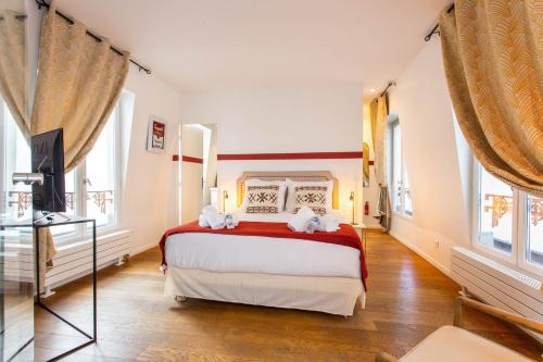 - une chambre avec un grand lit dans une pièce dotée de fenêtres dans l'établissement Authentic apartment - 4BR-10P - Moulin Rouge, à Paris