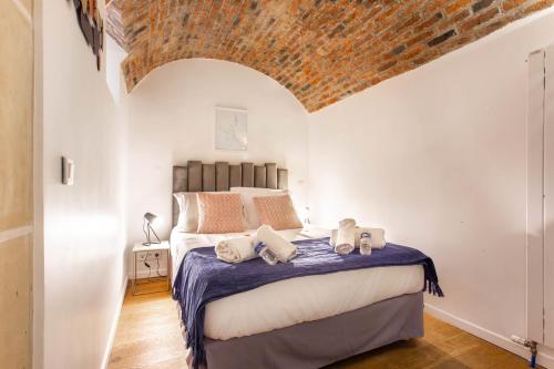 une chambre avec un lit avec deux serviettes dessus dans l'établissement Authentic apartment - 4BR-10P - Moulin Rouge, à Paris