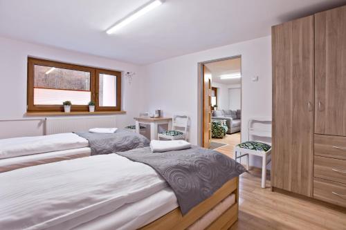 Posteľ alebo postele v izbe v ubytovaní Apartamenty DobraNocka