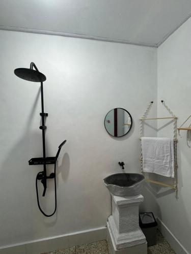 a bathroom with a sink and a mirror on the wall at Pinggan sky in Gretek