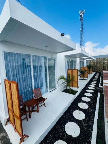a patio with chairs and tables on a building at Pinggan sky in Gretek