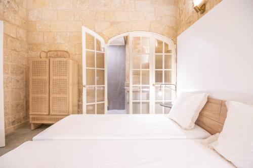 Un ou plusieurs lits dans un hébergement de l'établissement Moon Malta Boutique Stay with Rooftop Pool & Sea Views of Valletta, Grand Harbour & Three Cities