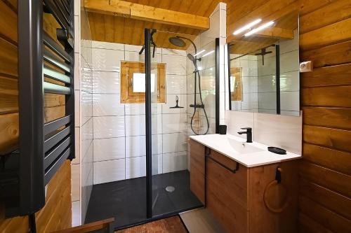 Ένα μπάνιο στο Le Chalet des Vignes - chalet 5p avec piscine