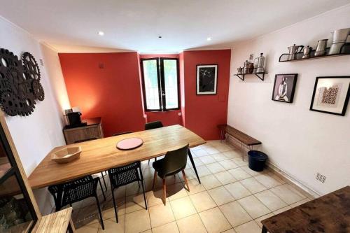 une salle à manger avec une table et des chaises en bois dans l'établissement Maison Intramuros 3 chambres 3 salles de bain - Idéal Festival, à Avignon